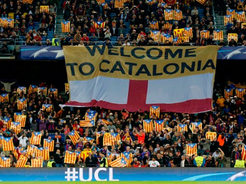 Numerosos voluntarios se encargaron de repartir las 30 mil esteladas en los aledaños del Camp Nou antes del partido. | Foto: TeleSUR.