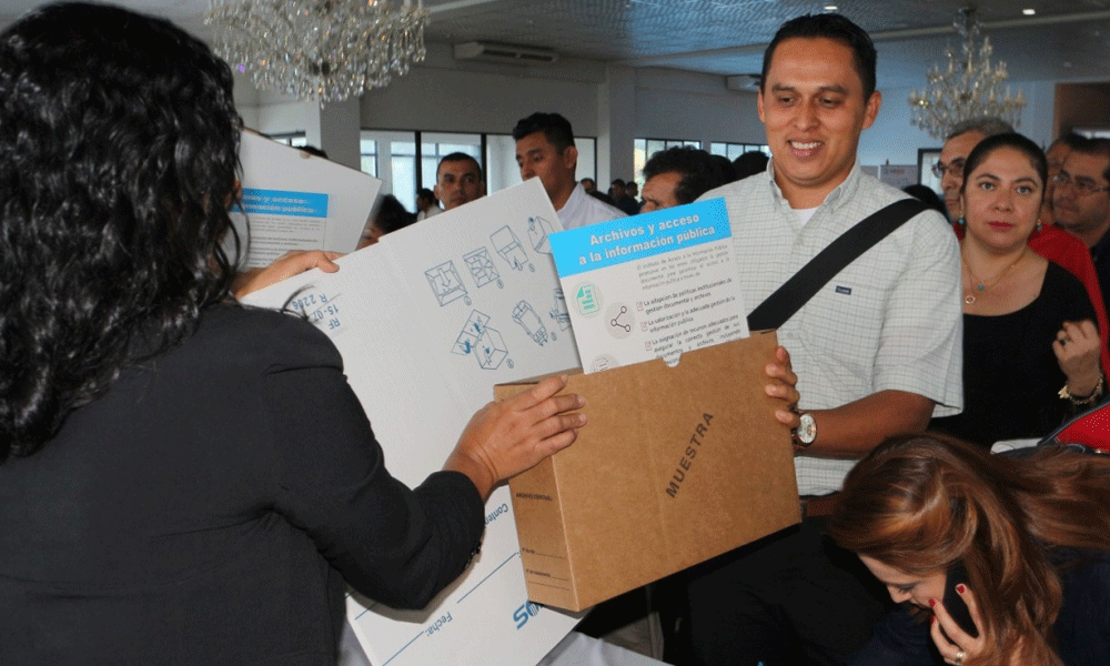 IAIP entregó una caja de herramientas a 53 municipalidades para fortalecer la gestión documental y de archivos de información pública.