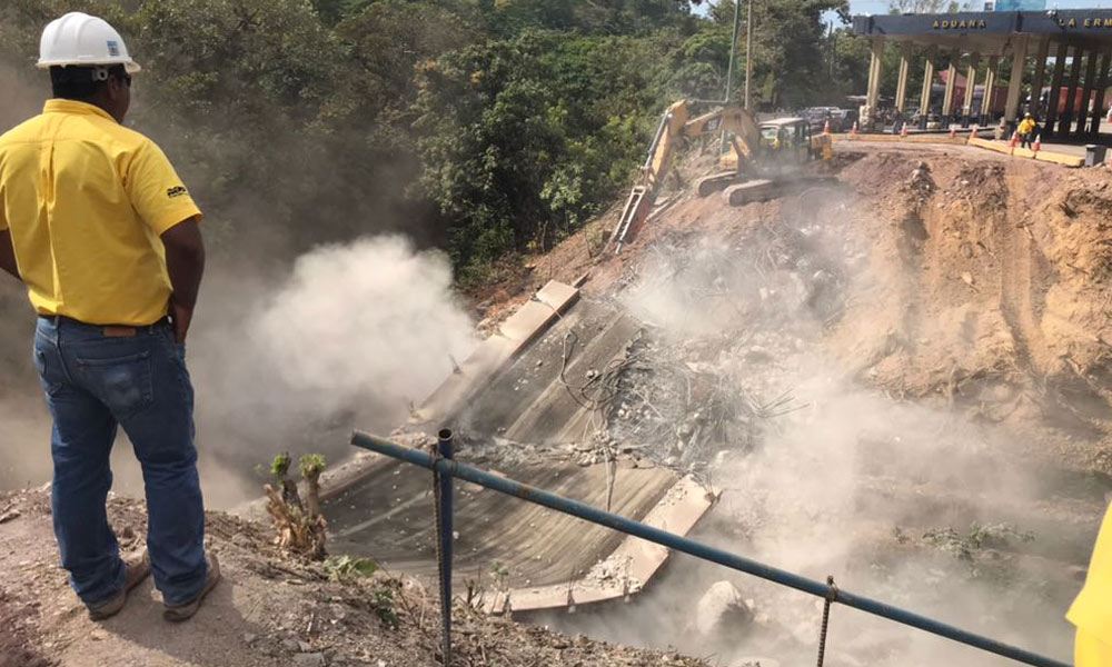 Demuelen puente binacional Anguiatú para construir nuevo paso 