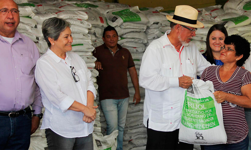 Entregan semilla mejorada a productores de zona paracentral y oriental 