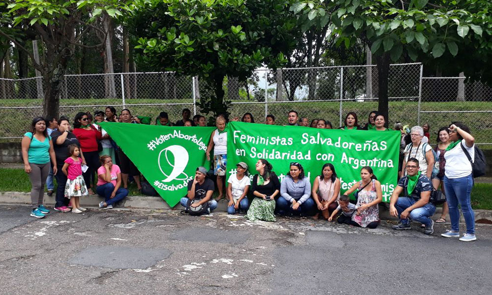 Feministas salvadoreñas piden al Congreso argentino aprobar aborto 