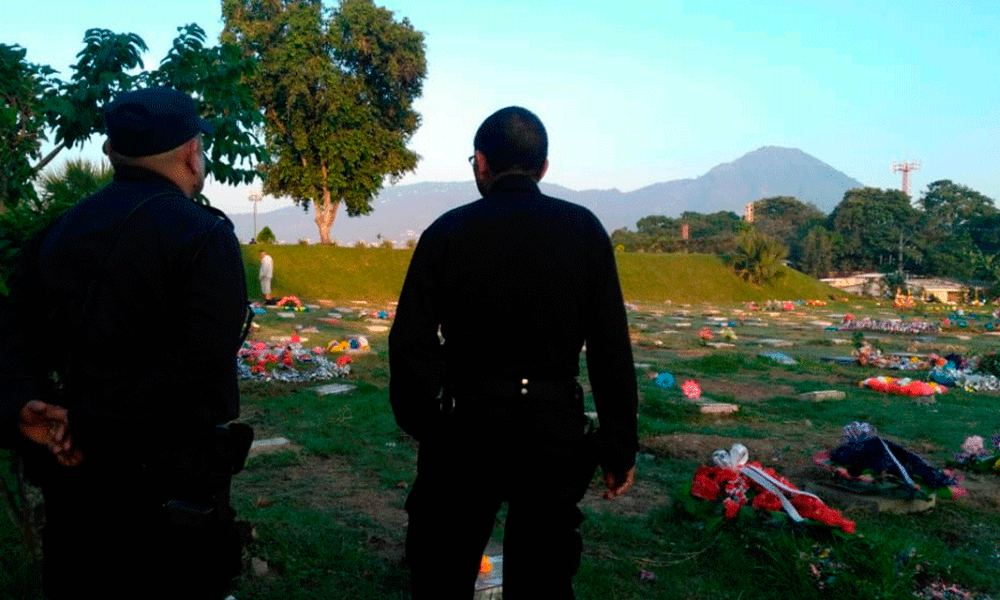 PNC garantiza seguridad a salvadoreños que rinden tributo seres queridos 