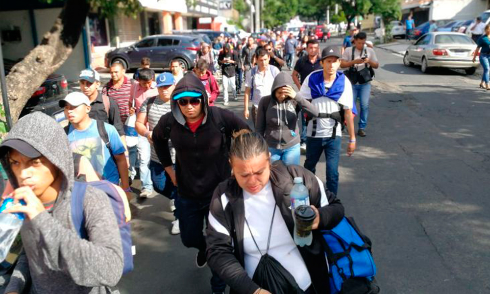 Retornan a El Salvador 230 migrantes que abandonaron caravana 