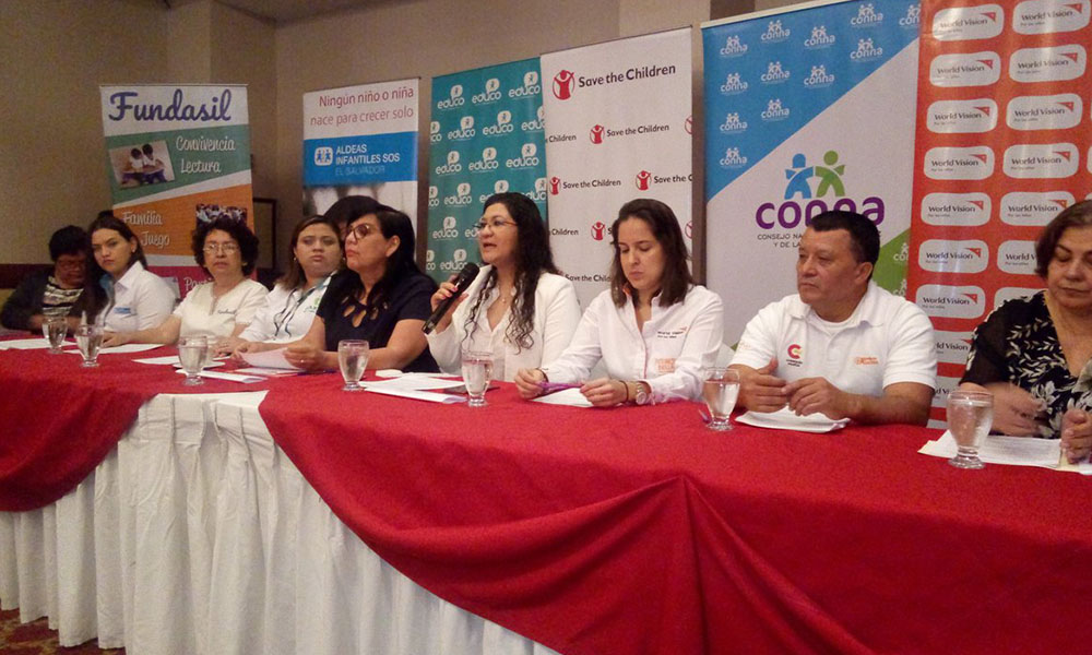  Al centro, directora del CONNA, Zaira Navas.