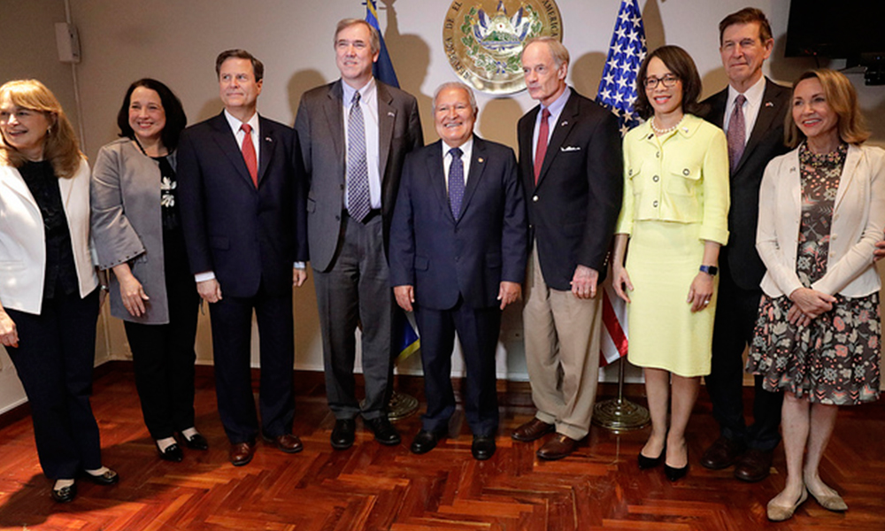 Al centro, Presidente Salvador Sánchez Cerén.