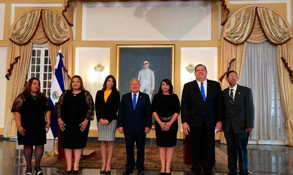 Al centro, Presidente Salvador Sánchez Cerén.