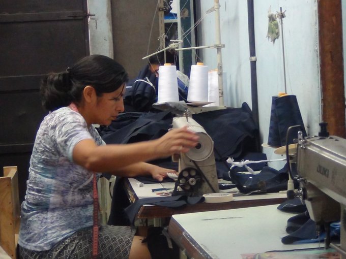 Bukele veta reformas a ley Mype para compra de zapatos y vaso de leche