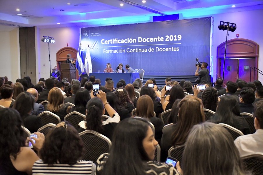 Certifican a más de 400 docentes y especialistas