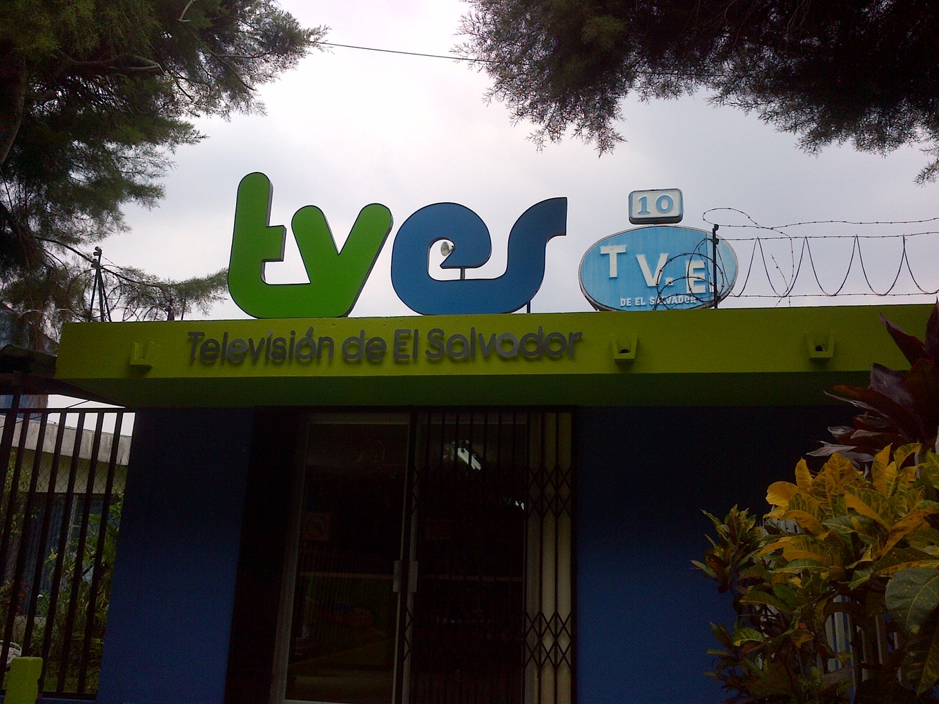 Medicina amarga de Bukele: despide empleados de Canal 10 y Radio Nacional